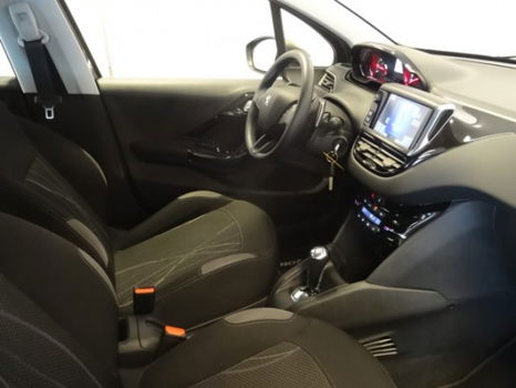 Peugeot 208 - VTi 82PK Automaat Envy Navigatie | Parkeersensoren achter | Climate control | Cruise c - 1