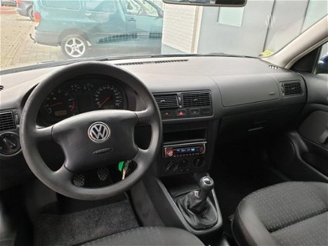 Volkswagen Golf - 1.6-16V Trendline - 1