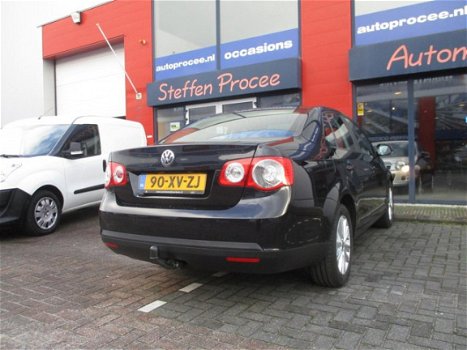 Volkswagen Jetta - 1.6 FSI Trendline + Airco + 6-versn. + Cruise + Nieuwe APK - 1