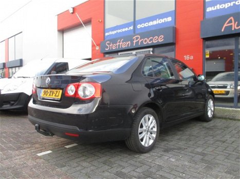 Volkswagen Jetta - 1.6 FSI Trendline + Airco + 6-versn. + Cruise + Nieuwe APK - 1