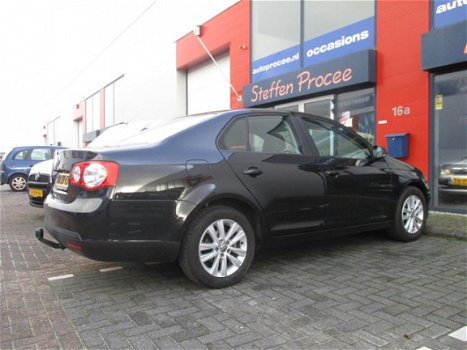 Volkswagen Jetta - 1.6 FSI Trendline + Airco + 6-versn. + Cruise + Nieuwe APK - 1