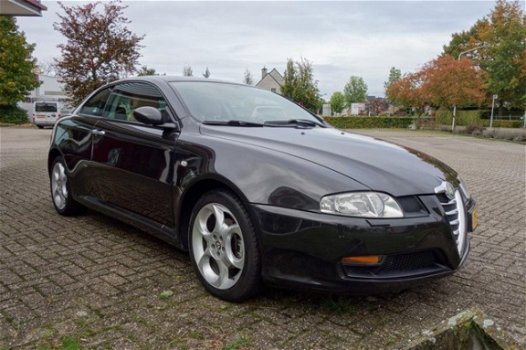 Alfa Romeo GT - 2.0 JTS Distinctive - 1