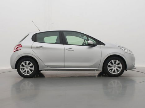 Peugeot 208 - 1.2 82pk Envy | Navigatie | Parkeersensoren | Climate Control | - 1