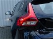 Volvo V40 - 2.0 D4 191PK/Summum/Leder/ Keyless/Navi/Stl verw/NL Auto/100% onderhouden - 1 - Thumbnail