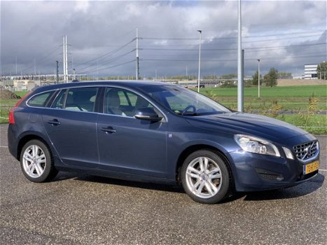 Volvo V60 - 1.6 T3 Momentum | Ocean Race | Benzine - 1