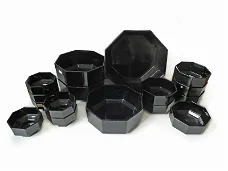 16 delig servies van zwarte schalen