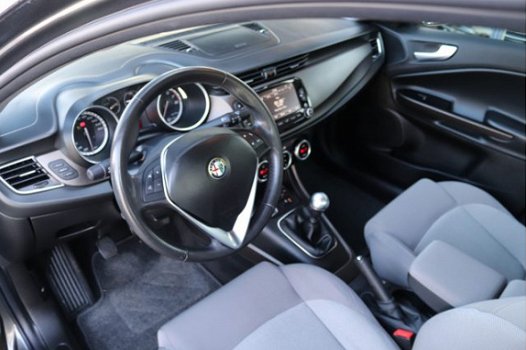 Alfa Romeo Giulietta - 1.4 T Distinctive 50 procent deal 5.475, - ACTIE LED / Navi / PDC / Clima / L - 1