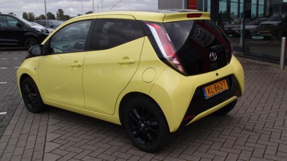 Toyota Aygo - 5DRS X-CITE NAVI NL-AUTO LM-VELGEN - 1