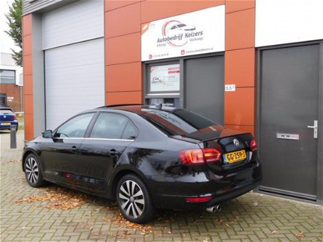 Volkswagen Jetta - 2.0 TDI Highline APK NAVI LED CLIMA DSG SCHUIF-KANTELDAK LEER - 1