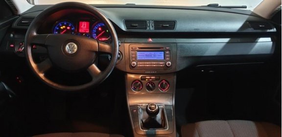 Volkswagen Passat - 1.6 FSI Trendline Airco-CV-radio cd - 1