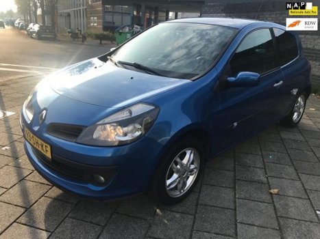 Renault Clio - 1.4-16V Dynamique Luxe - KeyLess - Start Stop - N.A.P - 1
