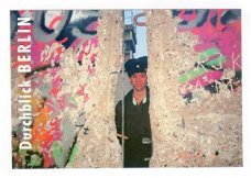 V093 Berlin Die Mauer - Berlijnse Muur - nach dem 9 nov 1989 met soldaat  / Duitsland