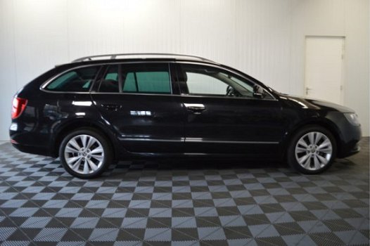 Skoda Superb Combi - 1.6 TDI automaat // PANO LEER TREKHAAK NAVI CRUISE CLIMA - 1