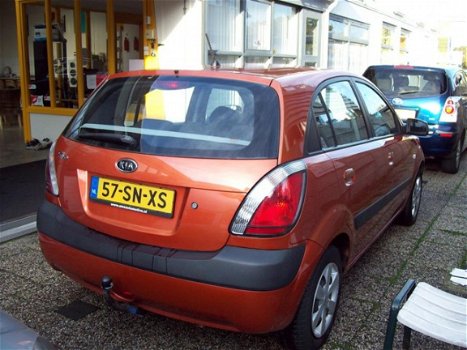 Kia Rio - 1.4 L met airco/navigatie - 1