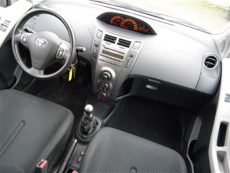 Toyota Yaris - 1.3 VVTi Dynamic 5-deurs / Airco / Lichtmetalen Velgen / Bluetooth / Mistlampen / Pri - 1
