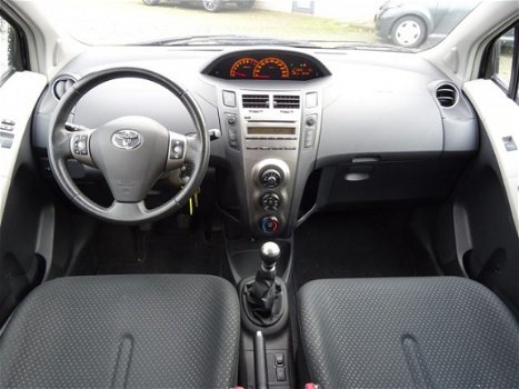 Toyota Yaris - 1.3 VVTi Dynamic 5-deurs / Airco / Lichtmetalen Velgen / Bluetooth / Mistlampen / Pri - 1