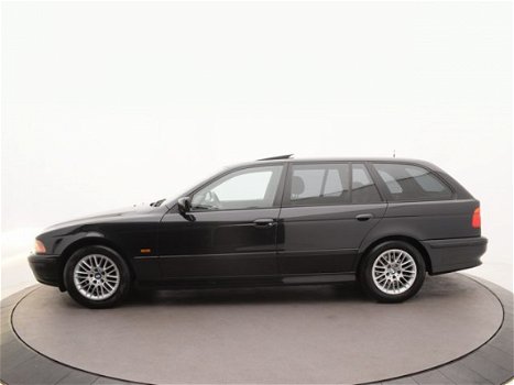 BMW 5-serie Touring - 540i Ex. Youngtimer | 8cilinder | Cosmos zwart | Dakje | Uniek - 1