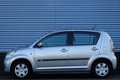 Daihatsu Sirion 2 - 1.3-16V Comfort Airco, Bluetooth, Radio CD, Elektr. Pakket - 1 - Thumbnail