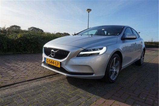 Volvo V40 - 2.0 D2 AUTOMAAT MOMENTUM+WINTERPAKKET 1EIG NWE STAAT XENON/LED STOEL+VOORRUITVERW. NAVIG - 1