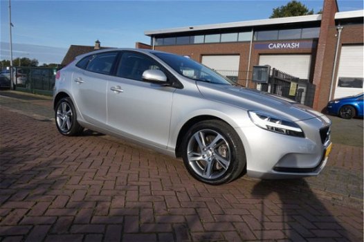 Volvo V40 - 2.0 D2 AUTOMAAT MOMENTUM+WINTERPAKKET 1EIG NWE STAAT XENON/LED STOEL+VOORRUITVERW. NAVIG - 1