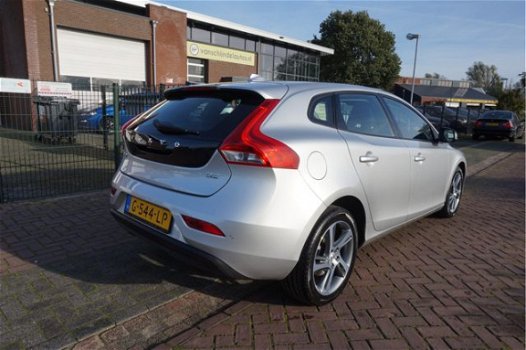 Volvo V40 - 2.0 D2 AUTOMAAT MOMENTUM+WINTERPAKKET 1EIG NWE STAAT XENON/LED STOEL+VOORRUITVERW. NAVIG - 1