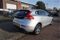 Volvo V40 - 2.0 D2 AUTOMAAT MOMENTUM+WINTERPAKKET 1EIG NWE STAAT XENON/LED STOEL+VOORRUITVERW. NAVIG - 1 - Thumbnail