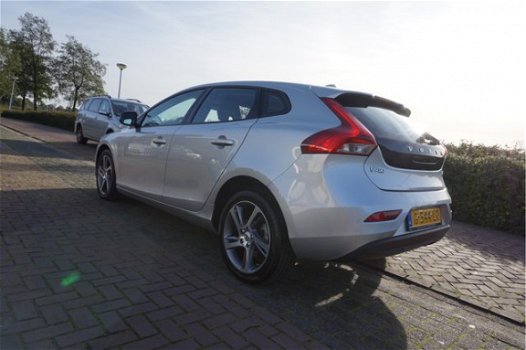 Volvo V40 - 2.0 D2 AUTOMAAT MOMENTUM+WINTERPAKKET 1EIG NWE STAAT XENON/LED STOEL+VOORRUITVERW. NAVIG - 1