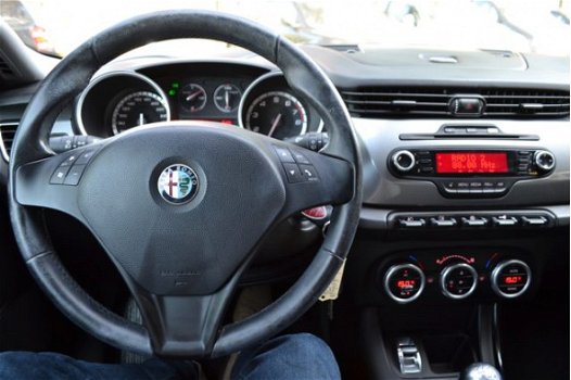 Alfa Romeo Giulietta - 1.4 T Distinctive CLIMATE / LED / LMV / MOOIE AUTO - 1