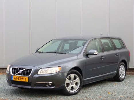 Volvo V70 - D5 AUT Momentum Leer / Trekhaak / Parkeersensoren achter - 1