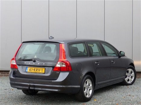 Volvo V70 - D5 AUT Momentum Leer / Trekhaak / Parkeersensoren achter - 1