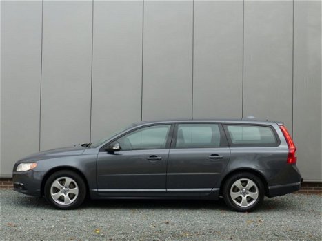 Volvo V70 - D5 AUT Momentum Leer / Trekhaak / Parkeersensoren achter - 1