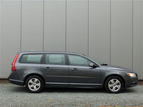 Volvo V70 - D5 AUT Momentum Leer / Trekhaak / Parkeersensoren achter - 1