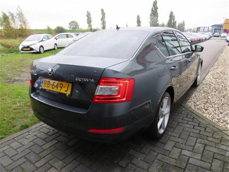 Skoda Octavia - 1.6 TDI Greentech Style Businessline Automaat Xenon Gr Navi Achteruitrijcamera Canto - 1