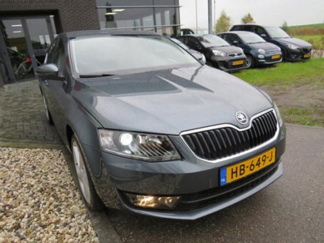 Skoda Octavia - 1.6 TDI Greentech Style Businessline Automaat Xenon Gr Navi Achteruitrijcamera Canto - 1