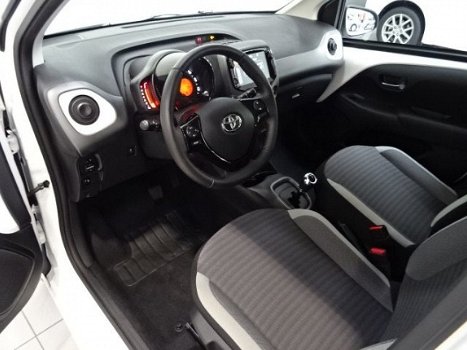Toyota Aygo - 1.0 VVT-i x-play Automaat | Airco | Lichtmetalen velgen | Parkeercamera | Bluetooth | - 1