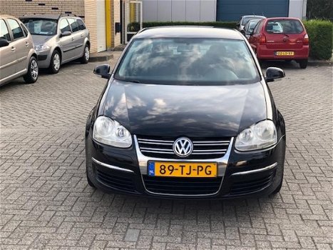 Volkswagen Jetta - 1.6 FSI Comfortline - 1