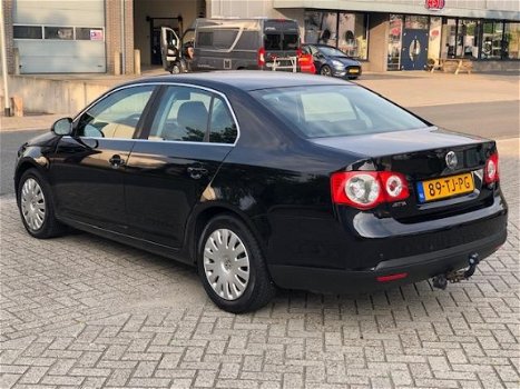 Volkswagen Jetta - 1.6 FSI Comfortline - 1