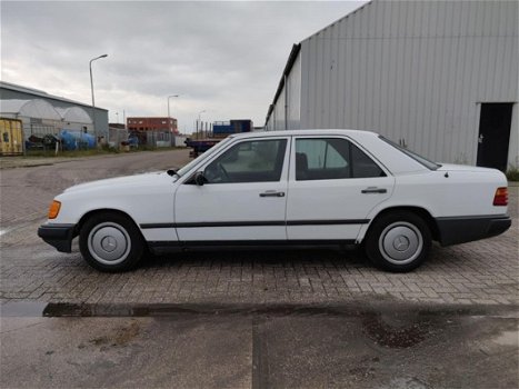 Mercedes-Benz 200-serie - 260 E (W124) - 1