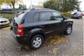 Hyundai Tucson - 2.0i Active , airco, zwart, 163dkm. RIJKLAARPRIJS incl nw apk/beurt & 6 mnd bovag g - 1 - Thumbnail