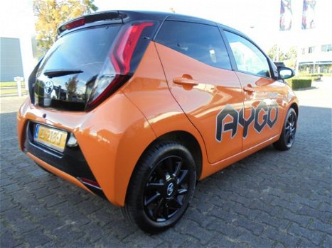 Toyota Aygo - 1.0 VVT-i x-cite Airco, parkeercamera & 15'' lichtmetalen velgen - 1