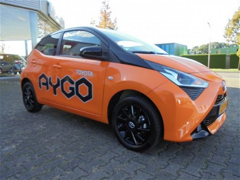 Toyota Aygo - 1.0 VVT-i x-cite Airco, parkeercamera & 15'' lichtmetalen velgen - 1