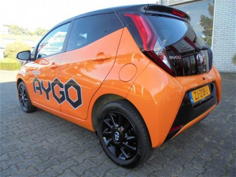 Toyota Aygo - 1.0 VVT-i x-cite Airco, parkeercamera & 15'' lichtmetalen velgen - 1