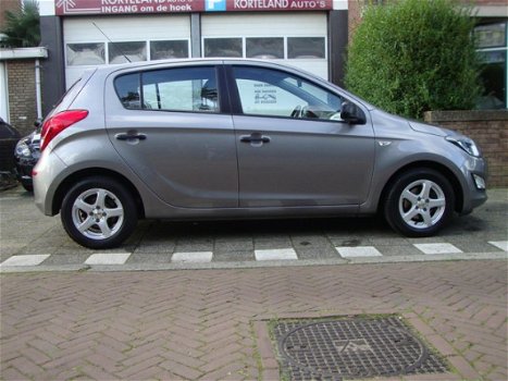 Hyundai i20 - 1.4i i-Deal trekhaak airco automaat - 1