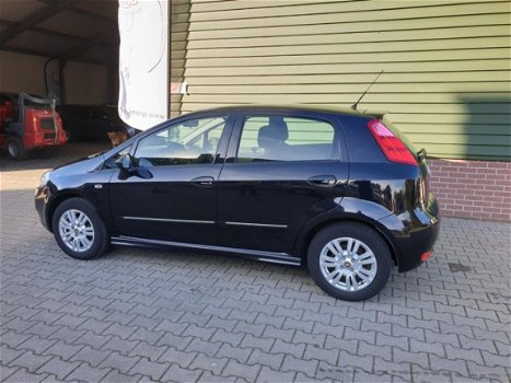 Fiat Punto Evo - 1.3 M-Jet Street met een nieuwe APK - 1