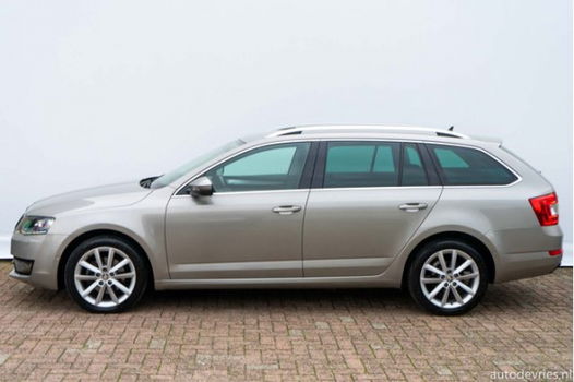 Skoda Octavia Combi - 1.6 TDI 105pk DSG Elegance Businessline Navigatie/Bi-xenon/Standkachel - 1