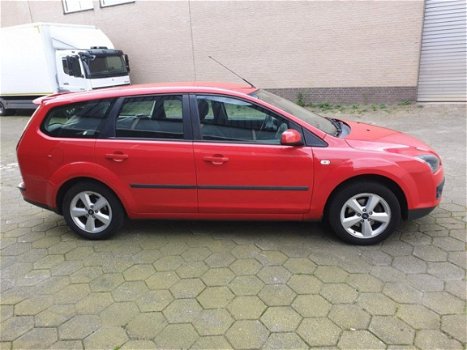 Ford Focus Wagon - 1.6-16V Futura BJ2006/APK/AIRCO/NAP/5DEURS - 1