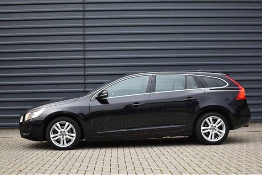 Volvo V60 - 1.6 T3 Momentum | Leder | Navigatie | NAP - 1