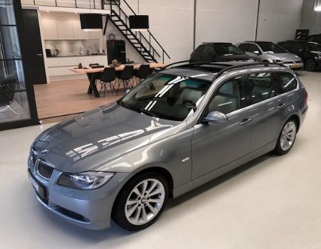 BMW 3-serie Touring - 325i Dynamic Executive Automaat, Panorama dak, Leder, Navigatie, 218PK - 1