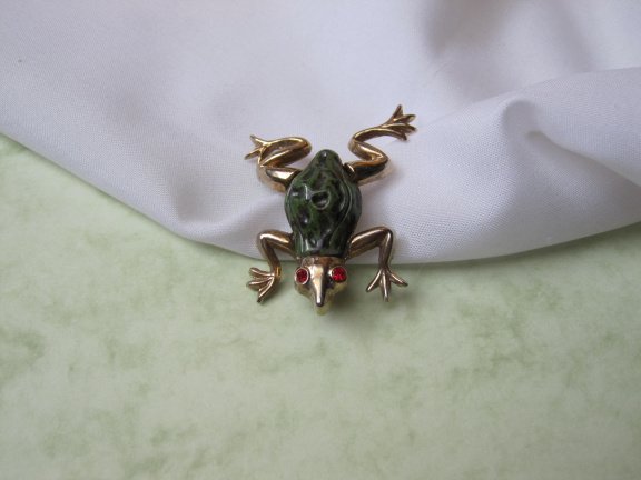 Broche goudkleurige kikker met groen zwart beschilderd glas lijfje 4.2x3.4 cm. - nr. 1