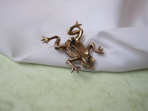 Broche goudkleurige kikker met groen zwart beschilderd glas lijfje 4.2x3.4 cm. - Afbeelding 2